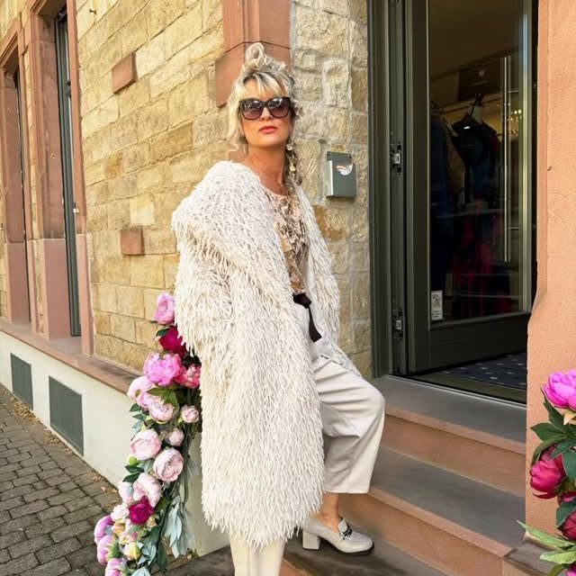 🍁Eleganz trifft Lässigkeit 🍁

Kuschelige Statement-Mantel kombiniert mit cleanen Tönen und einem Hauch Retro in den Schuhen,
entsteht ein Look, der gleichzeitig lässig und elegant ist.

Für mehr Herbst/Winter Mode besuche unsere Boutique @seconds_concept_store in Freinsheim 🍁
SA 10-16 Uhr und 
VERKA