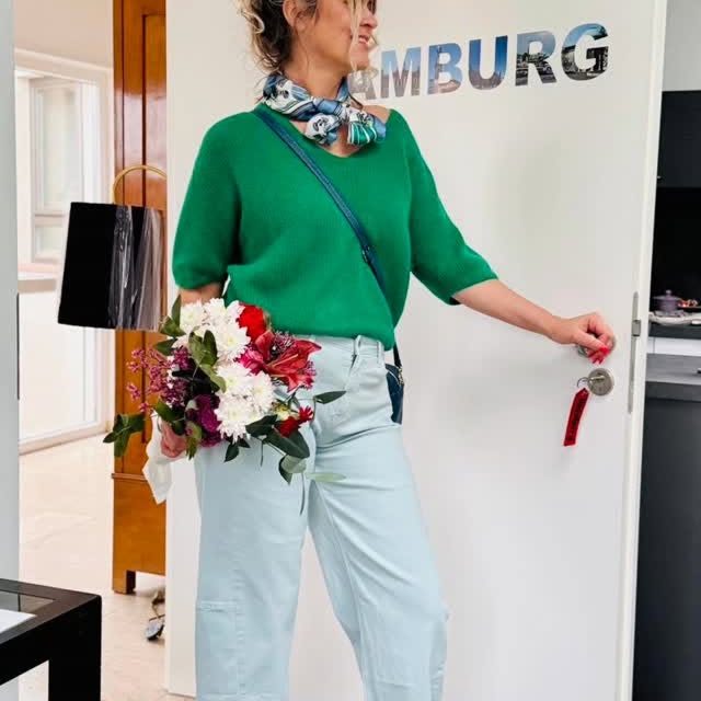 Ein bisschen Chic, ein bisschen Frühling. 🌷🪻
Strahlendes Grün trifft auf lässige, hellblaue Balloon Hose – kombiniert mit einem gemusterten Seidentuch als Eyecatcher.
Neue Lieblingsstücke & besondere Second-Hand-Schätze – für einen Stil mit Persönlichkeit und Nachhaltigkeit.💜🧡