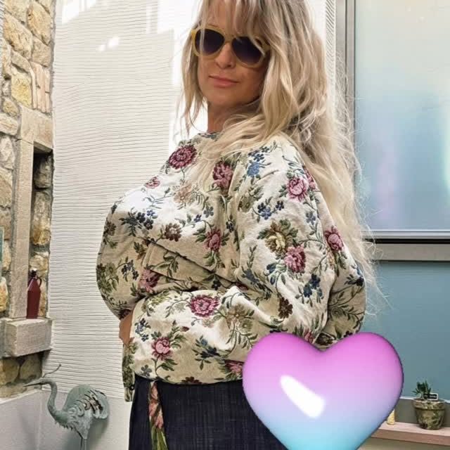 Zeitlose Eleganz trifft auf individuelle Details 🌷Jeans mit Gobelin Jacke✨
Ein Look, der leise wirkt – und dennoch Eindruck hinterlässt.

Jetzt erhältlich bei Seconds Concept Store – wir freuen uns auf euch 💜